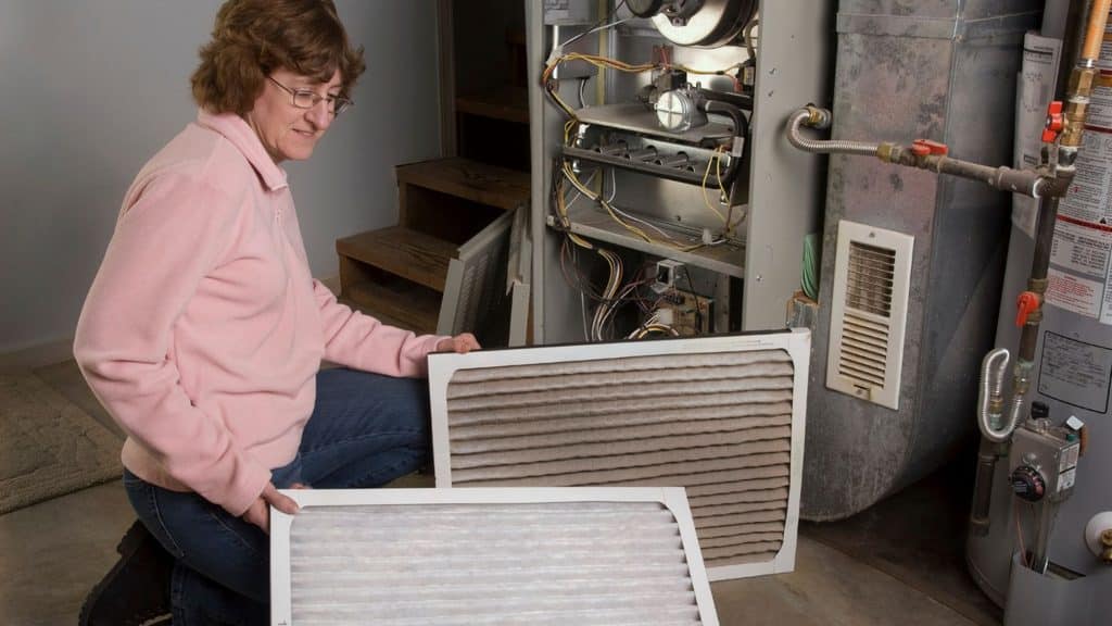 changing the furnace filter before winter